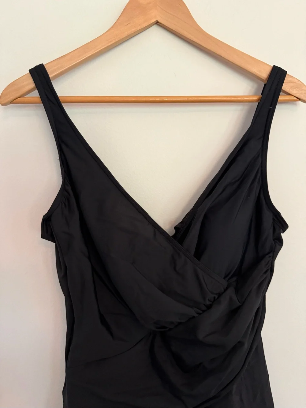 MiracleSuit Aurora Classic Black V-Neck Swimdress size 16 - Picture 4 of 15
